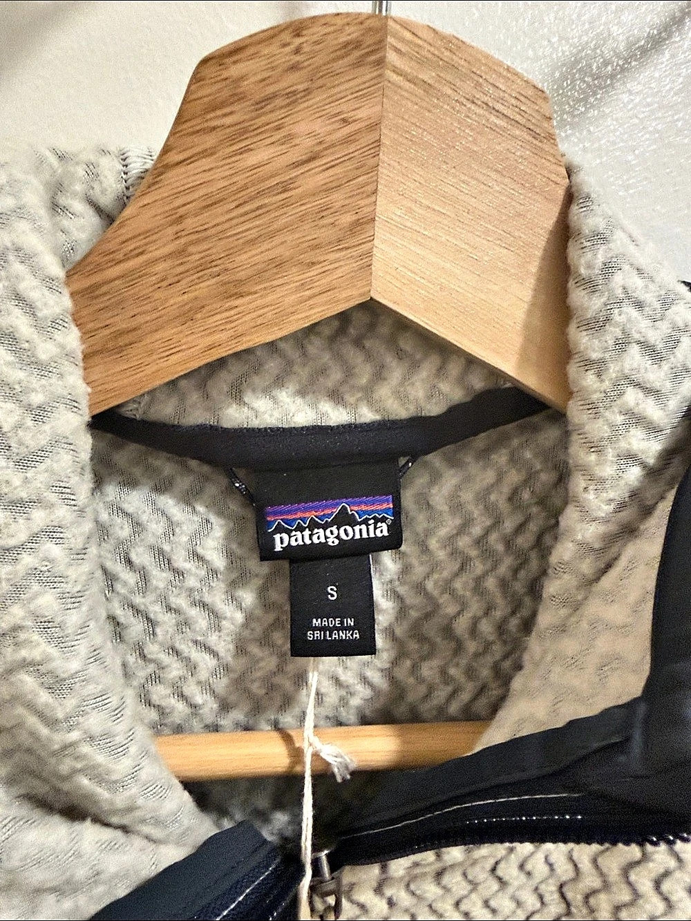 Patagonia Women'Small R1 Air Full-Zip Hoody Cream & Black Small - Picture 3 of 3